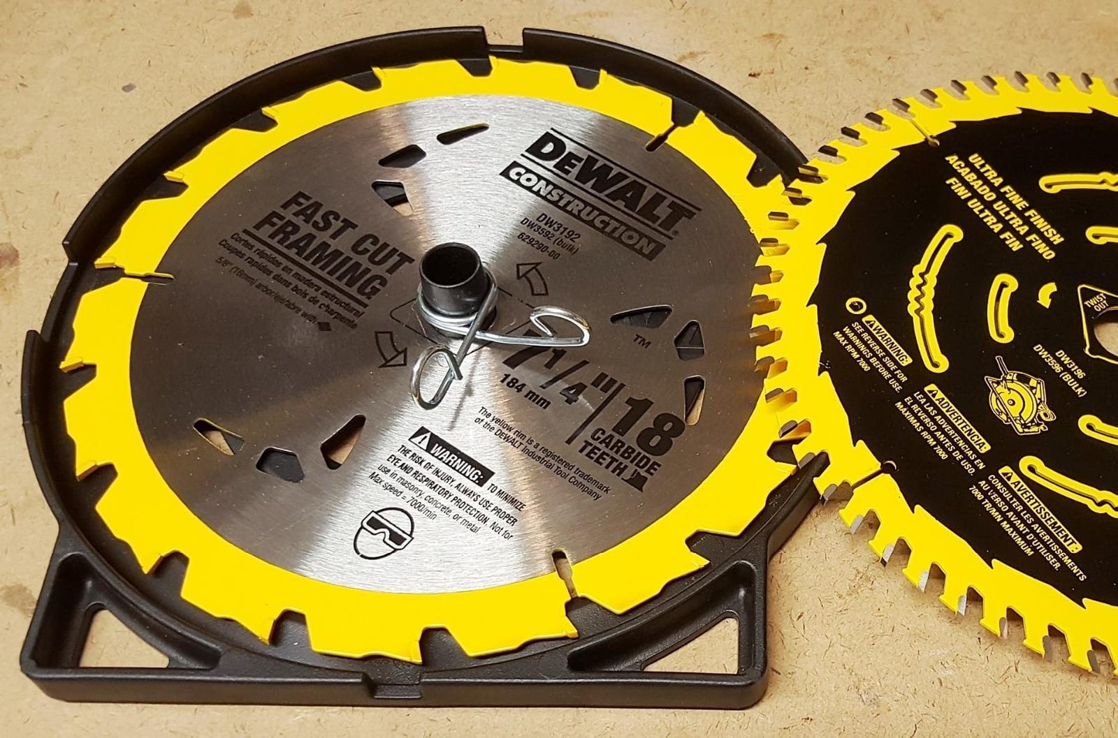 DEWALT Circular Saw, 7-1/4 inch, Pivoting with up to 57 Degree Bevel, Corded (DWE575SB) customer photo 2