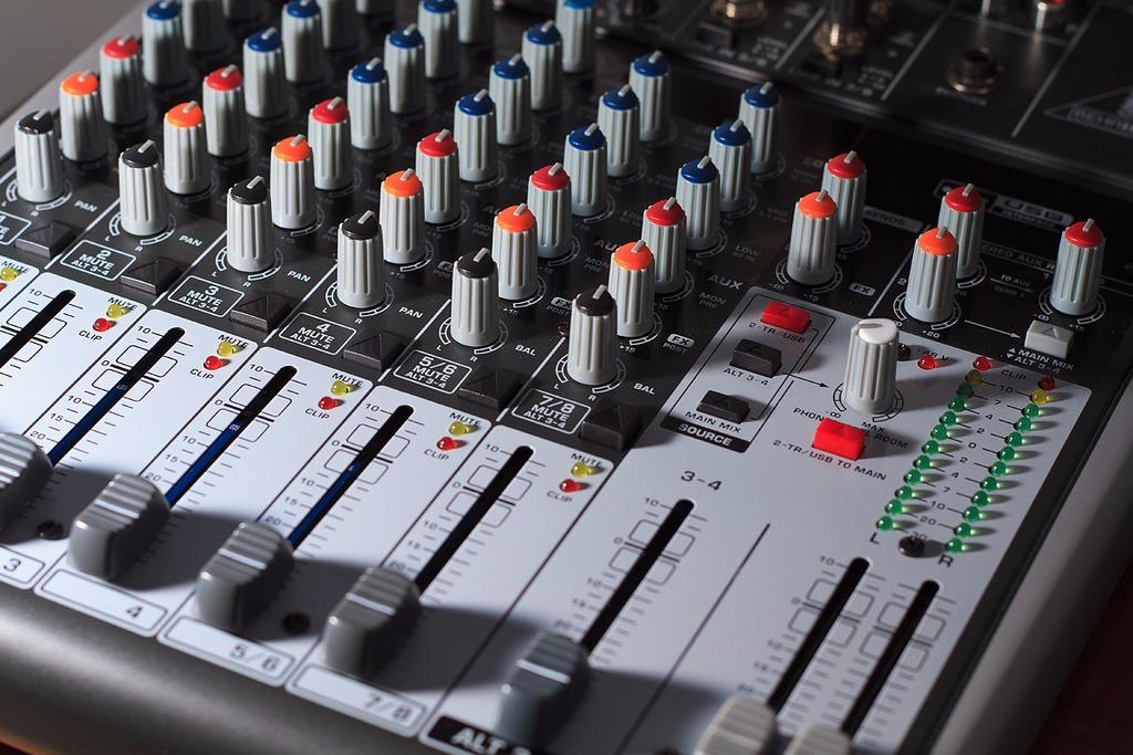 Behringer XENYX 1204USB Premium 12-Input 2/2-Bus Mixer with XENYX Mic Preamps and Compressors, British EQ and USB/Audio Interface customer photo 1