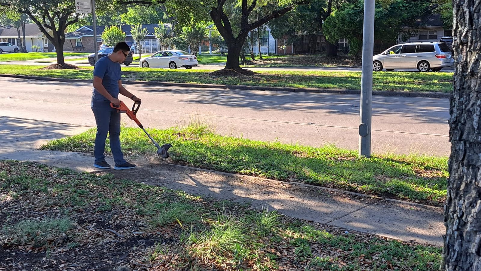 BLACK+DECKER 20V MAX String Trimmer and Edger 2 in 1, Cordless Weed Wacker with Auto Spool Feed, Battery and Charger Included, 12 Inch Steel Deck (LST300) customer photo 2