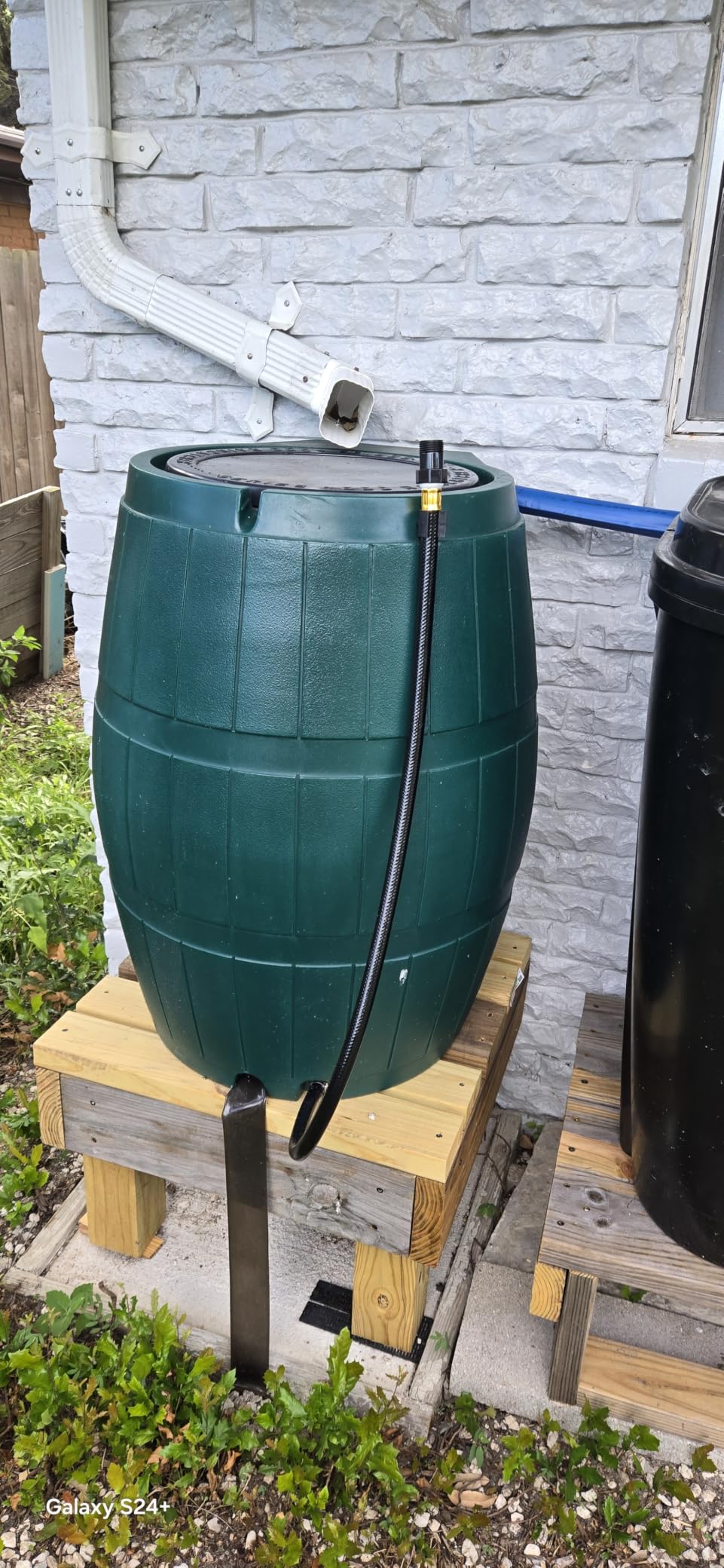 FCMP Outdoor Raincatcher 4000 Rain Barrel, Flat-Back Rainwater Catcher with Spigots, 50 Gallon, Brown customer photo 2