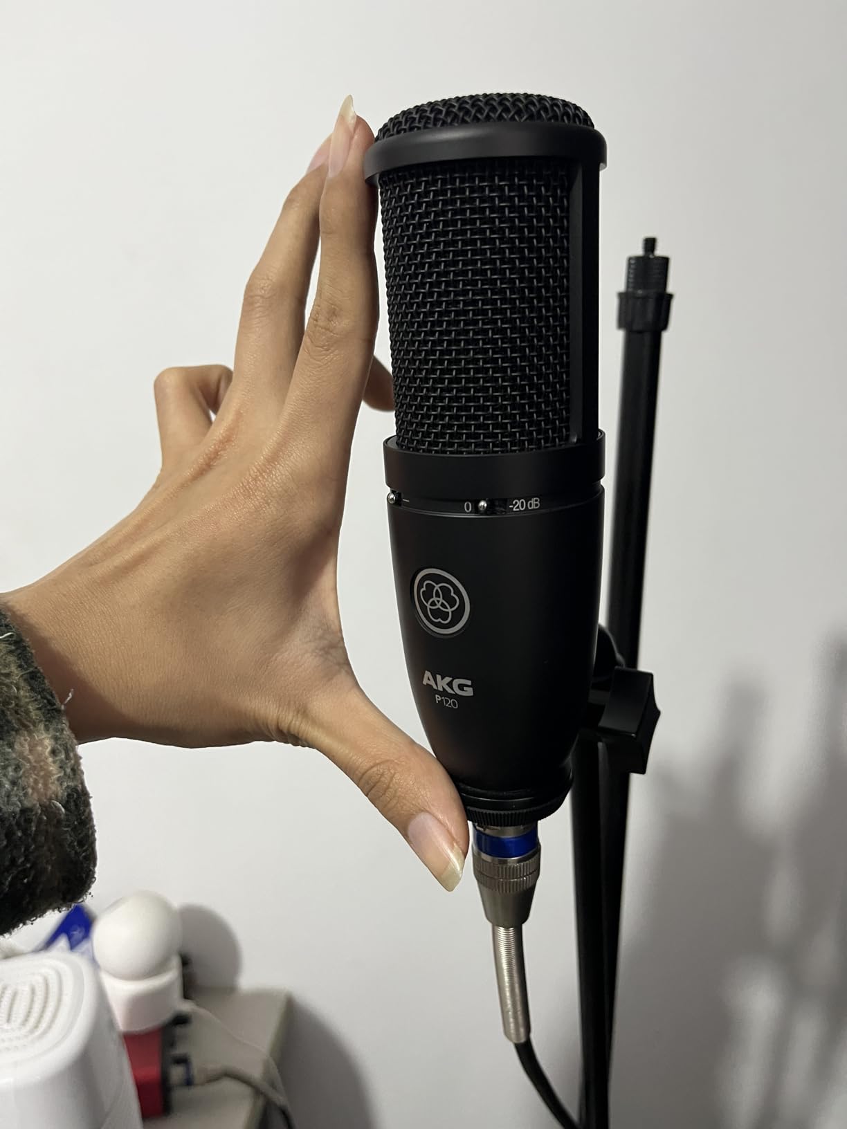 AKG Pro Audio P120 - Affordable 2/3-Inch Diaphragm Condenser Microphone for Clear Vocals & Instruments. Studio Recording or Live. XLR Connector. Black | Key details: Audio P120, Affordable 2/3 Inch Diaphragm Condenser Microphone customer photo 1