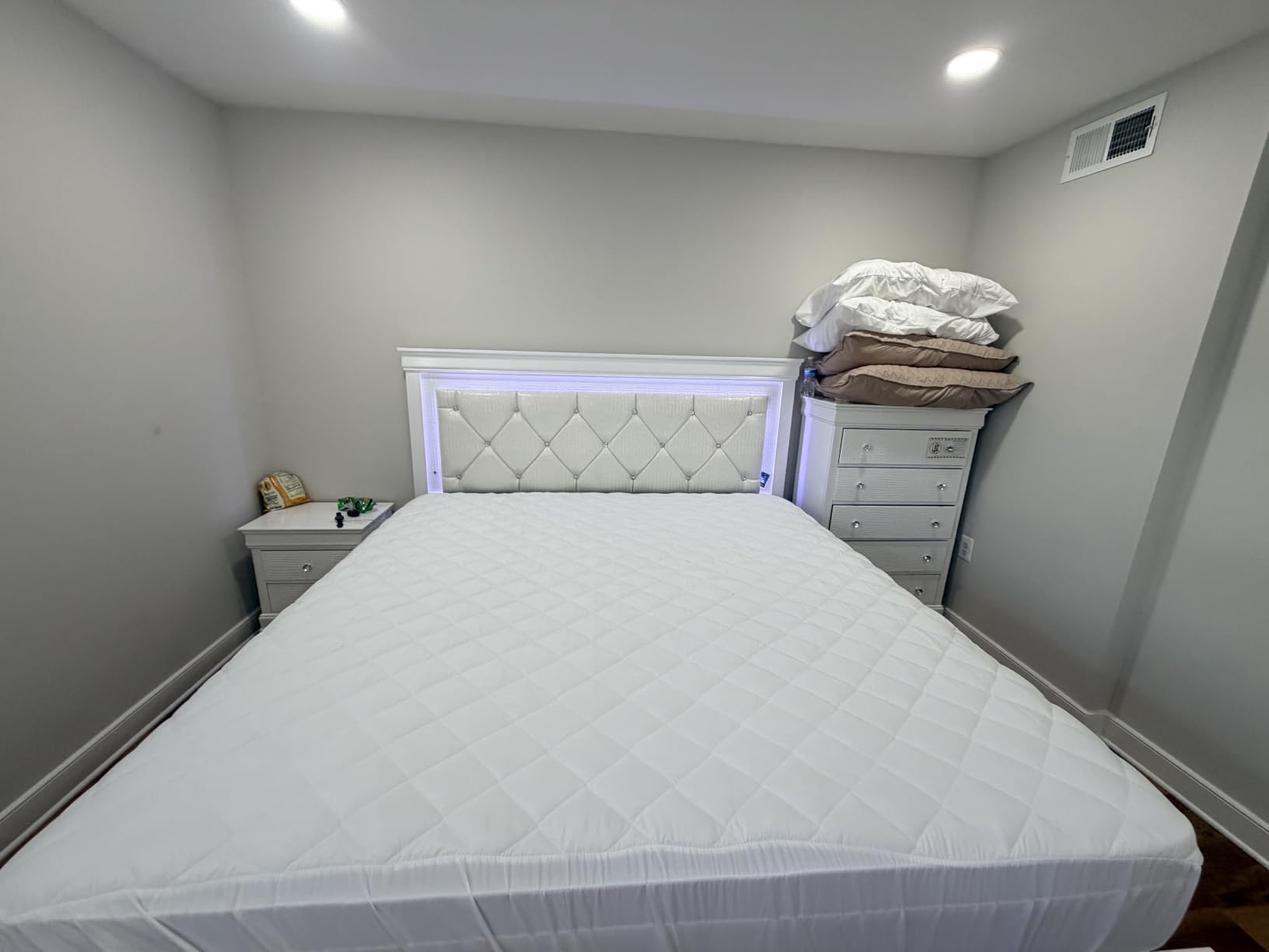 Quilted Fitted Mattress Pad, Queen Mattress Protector Topper with Deep Pocket Stretches up to 16 Inches, Machine Washable Mattress Cover by Utopia Bedding (White) customer photo 1