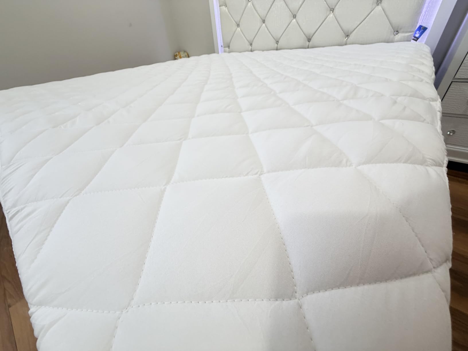 Quilted Fitted Mattress Pad, Queen Mattress Protector Topper with Deep Pocket Stretches up to 16 Inches, Machine Washable Mattress Cover by Utopia Bedding (White) customer photo 2