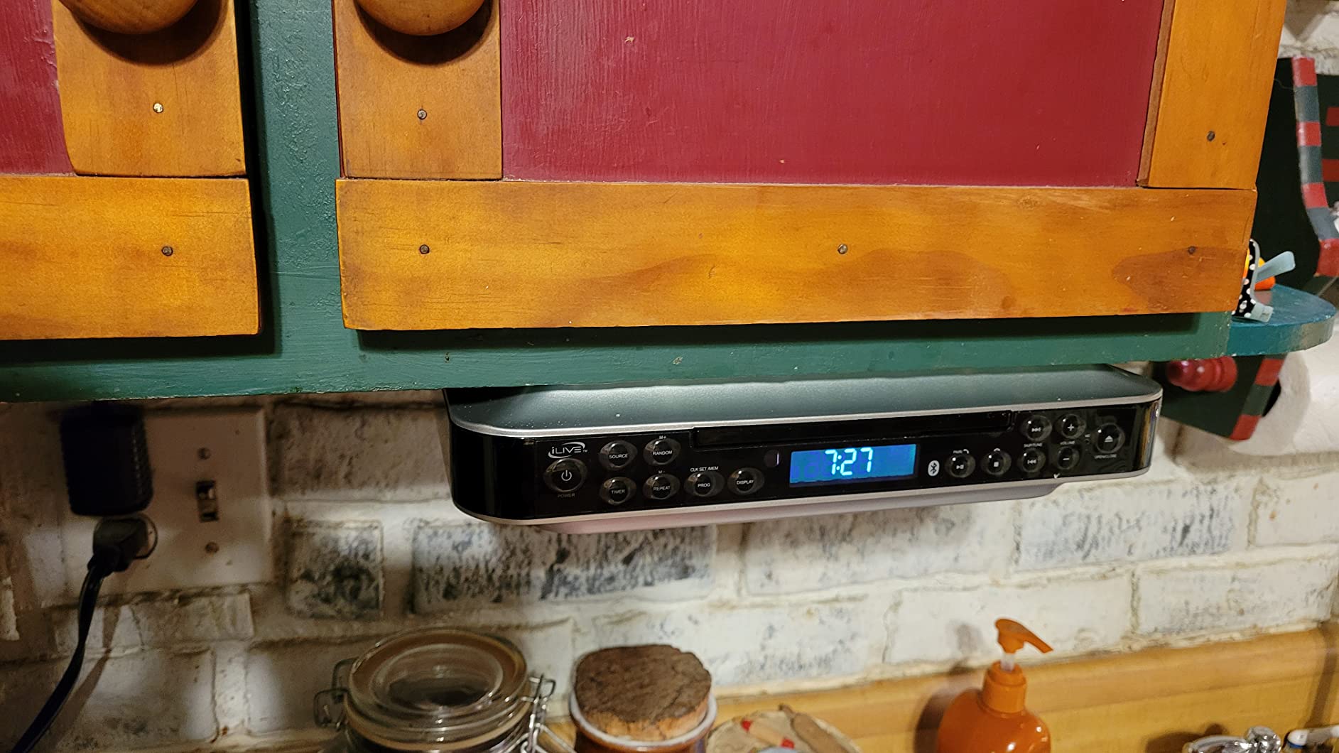 iLive Bluetooth Under The Cabinet Kitchen Clock Radio with CD Player, Bluetooth Wireless Speaker System, Features FM Radio with 20 Presets and Timer, Built-in Audio Cable and Remote Control Included customer photo 2