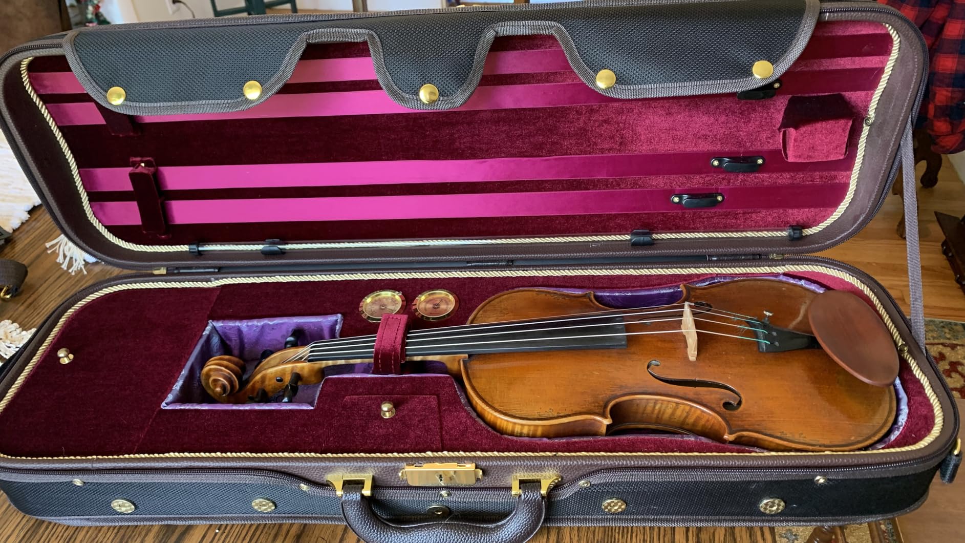 Sky Violin Oblong Case VNCW03 Solid Wood with Hygrometers Black/Magenta customer photo 1