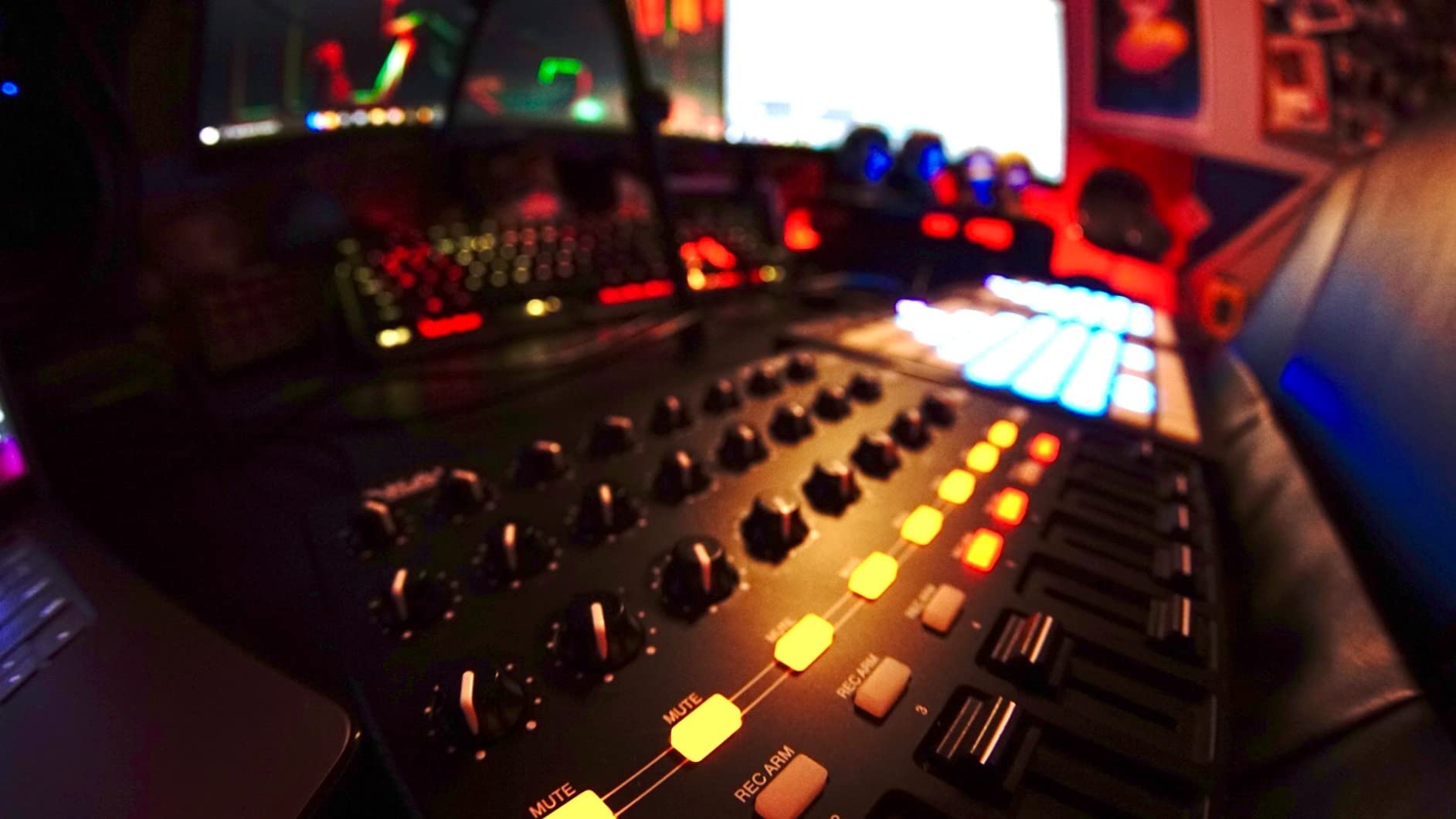 Akai Professional MIDImix USB MIDI Mixer Controller customer photo 2