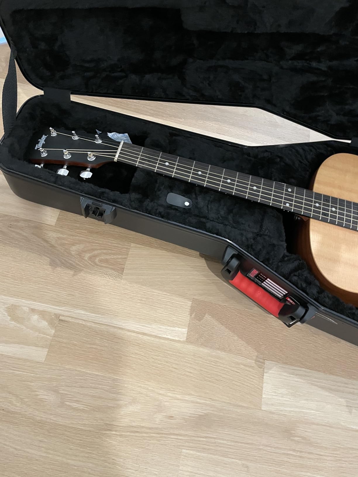 Gator Cases TSA Flight Case For Acoustic Dreadnought Guitar (GTSA-GTRDREAD) | Military-grade molded shell TSA approved locking latch Ideal for air travel and touring gigs customer photo 2
