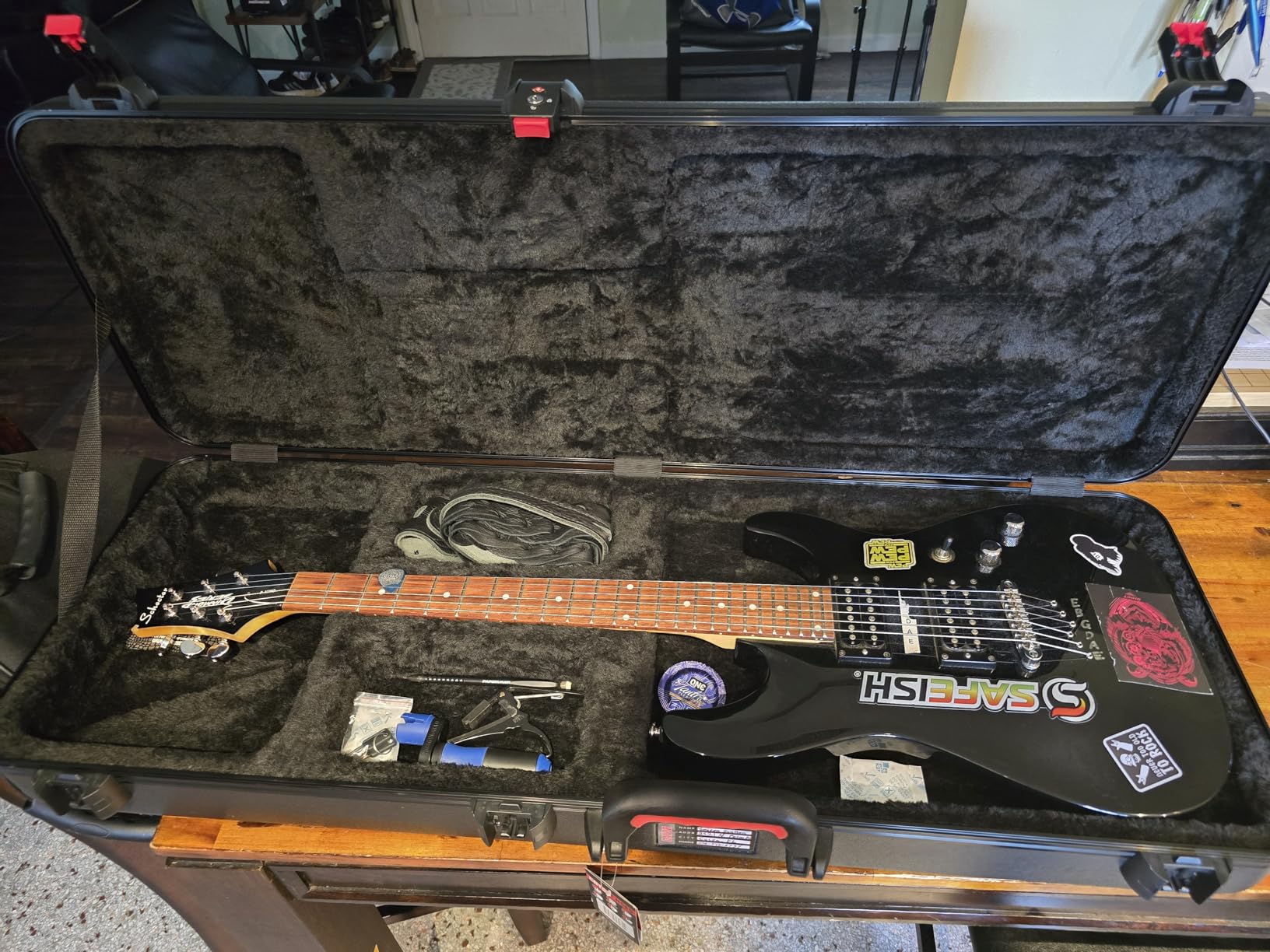 Gator Cases Molded Flight Case for Strat/Tele Style Electric Guitars with TSA Approved Locking Latch, (GTSA-GTRELEC) customer photo 1