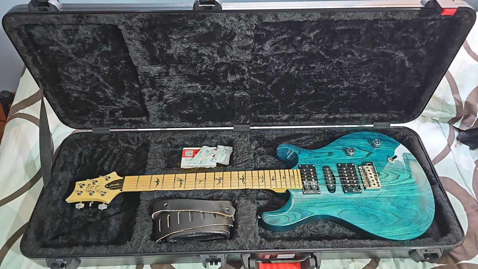 Gator Cases Molded Flight Case for Strat/Tele Style Electric Guitars with TSA Approved Locking Latch, (GTSA-GTRELEC) customer photo 2