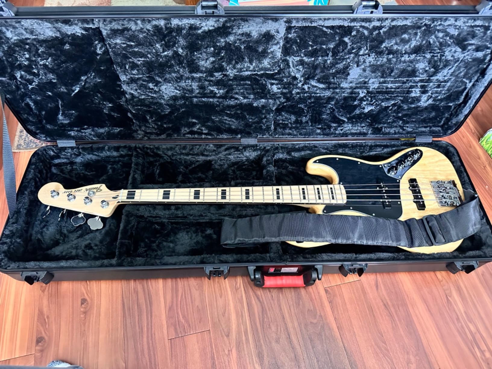 Gator Cases Molded Flight Case for Bass Guitar with TSA Approved Locking Latch, (GTSA-GTRBASS) customer photo 2