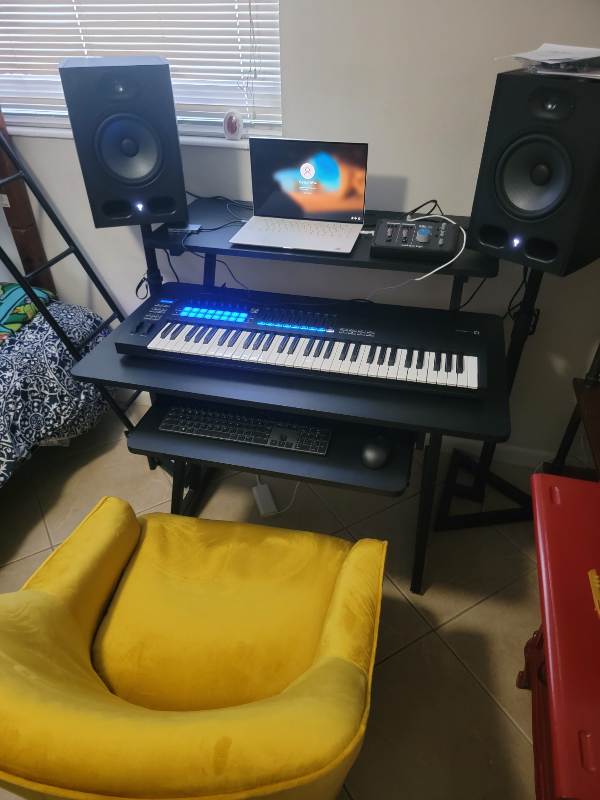 On-Stage WS7500 Series Wood Studio Workstation - Black customer photo 2