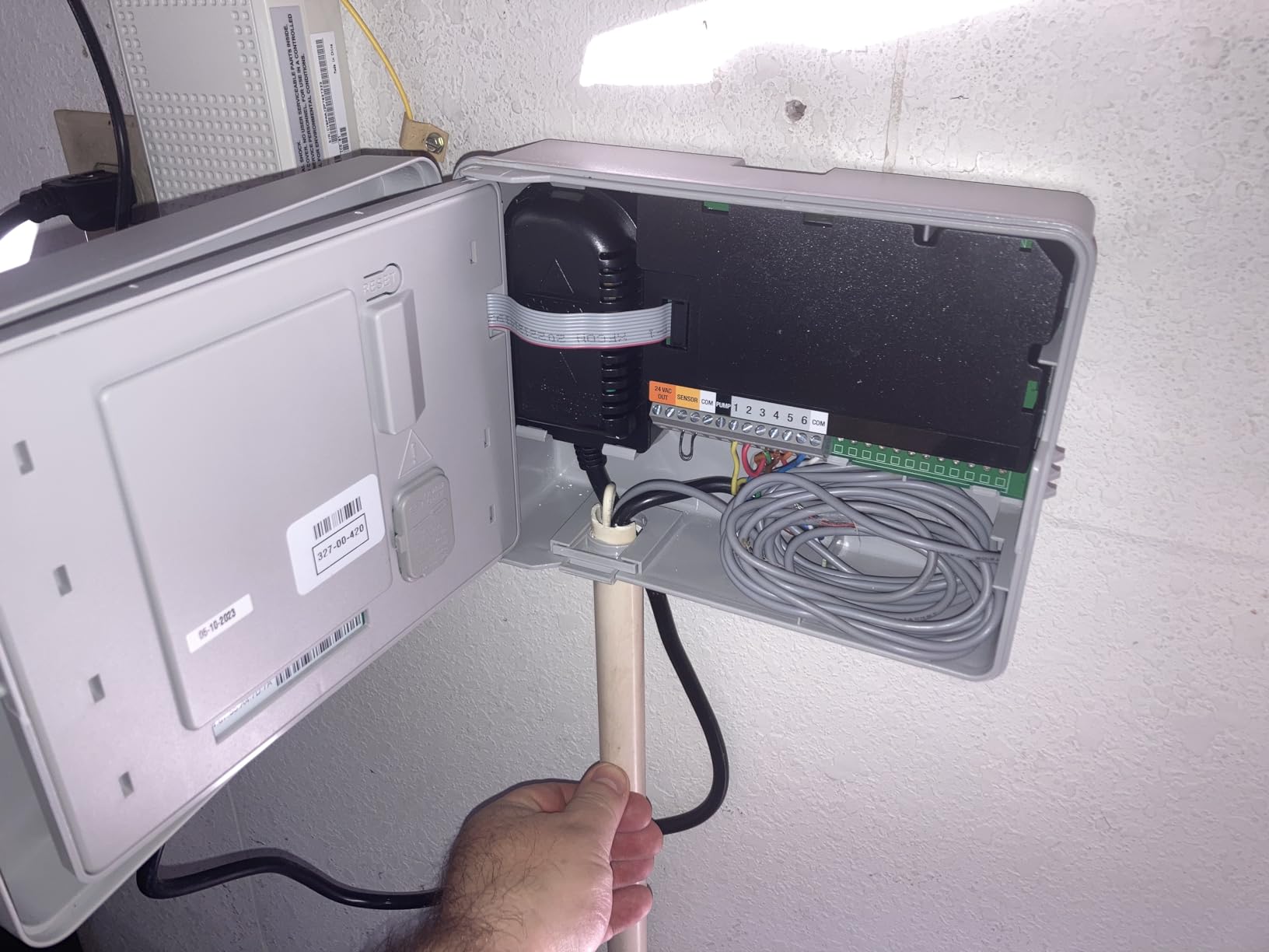 Orbit B-hyve Smart Indoor/Outdoor Sprinkler Controller - 6-Zone - App Controlled Smart Controller with Custom Irrigation Schedules - Weatherproof Multi-Zone Sprinkler System - 57946 customer photo 1