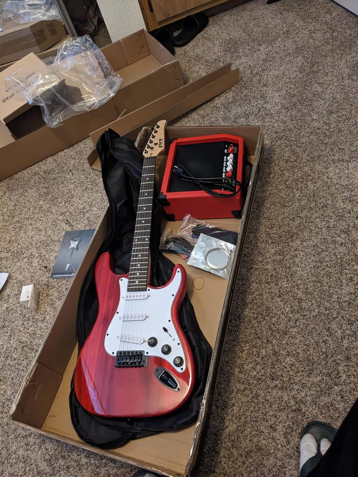 LyxPro 39 Inch Electric Guitar Beginner Kit, Full Size Right Handed Starter Set with 20W Amp, Gig Bag, Digital Tuner, Strap, Picks, Strings, Cable, Tremolo Bar, Black customer photo 1