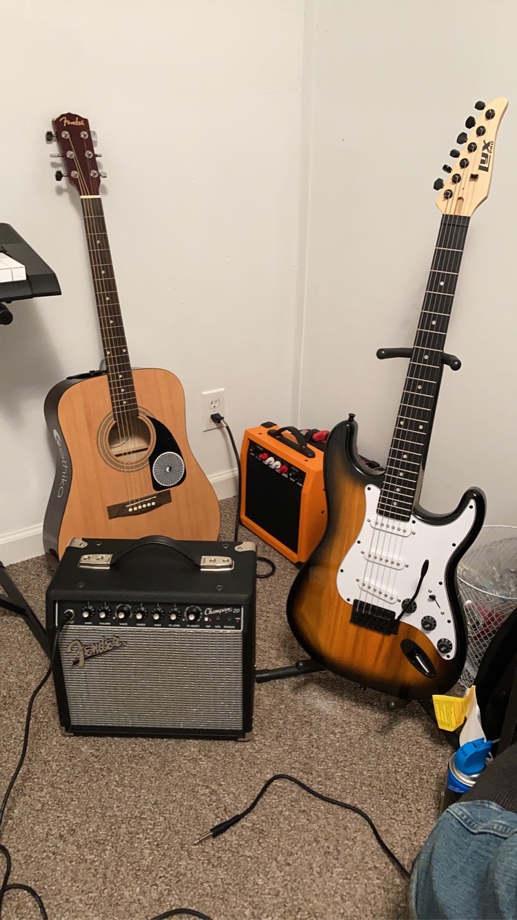 LyxPro 39 Inch Electric Guitar Beginner Kit, Full Size Right Handed Starter Set with 20W Amp, Gig Bag, Digital Tuner, Strap, Picks, Strings, Cable, Tremolo Bar, Black customer photo 2