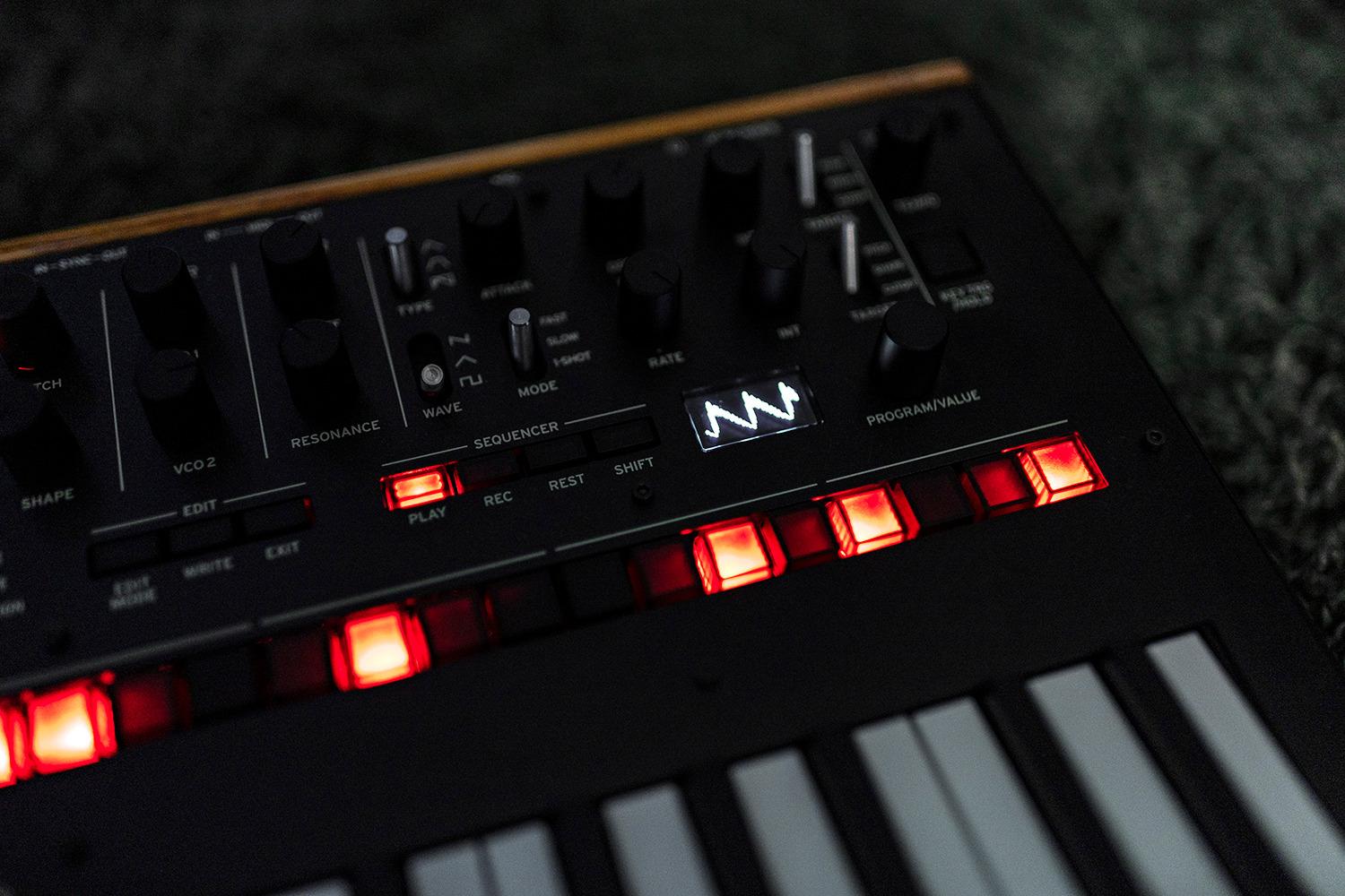 Korg monologue Monophonic Analog Synthesizer w/ 16-step Sequencer - Blue customer photo 1