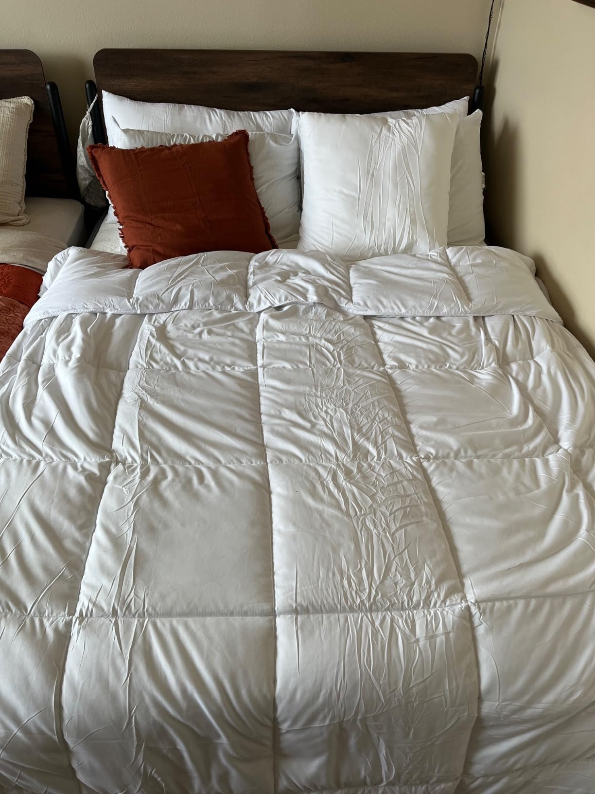 Amazon Basics White Down Alternative Comforter and Duvet Insert with Corner Tabs, Machine Washable, Full/Queen, Light customer photo 1