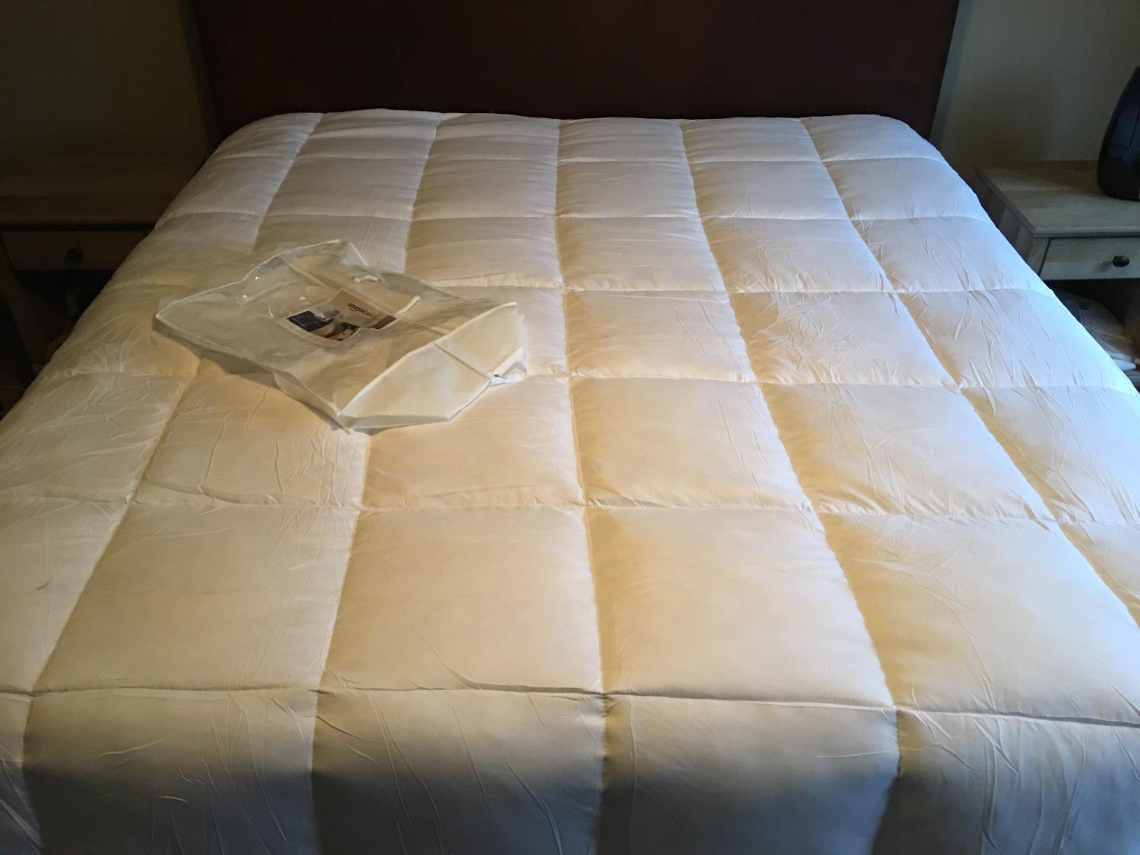 Amazon Basics White Down Alternative Comforter and Duvet Insert with Corner Tabs, Machine Washable, Full/Queen, Light customer photo 2