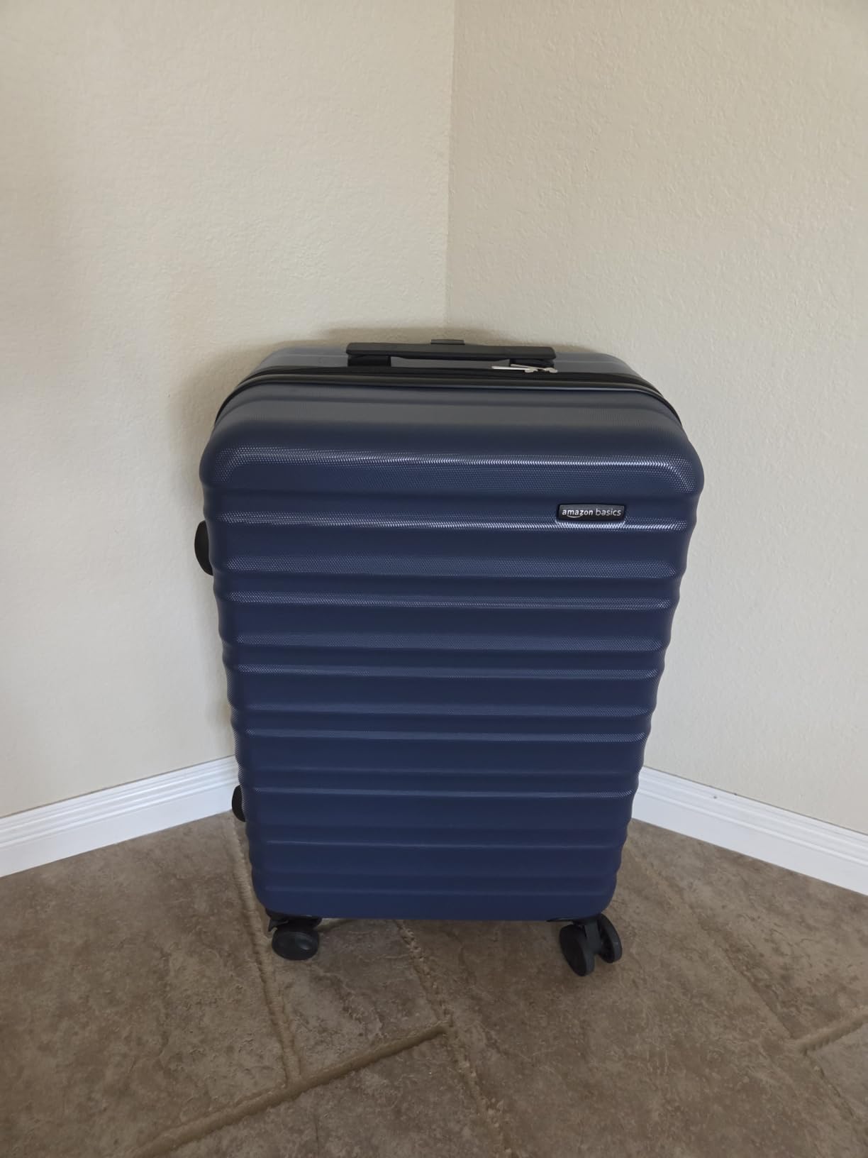 AmazonBasics 68 cm Navy Blue Hardsided Check-In Trolley customer photo 2