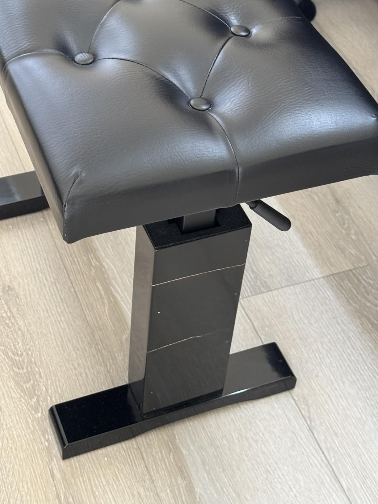 OnStage KB9503B Height-Adjustable Piano Bench (Acoustic Grand Pianos, Digital Keyboards, Synthesizers, Organs, Hydraulic Assisted, Padded, Tufted, Cushioned, Wood Base, Nonslip Rubber Feet, Black) customer photo 2