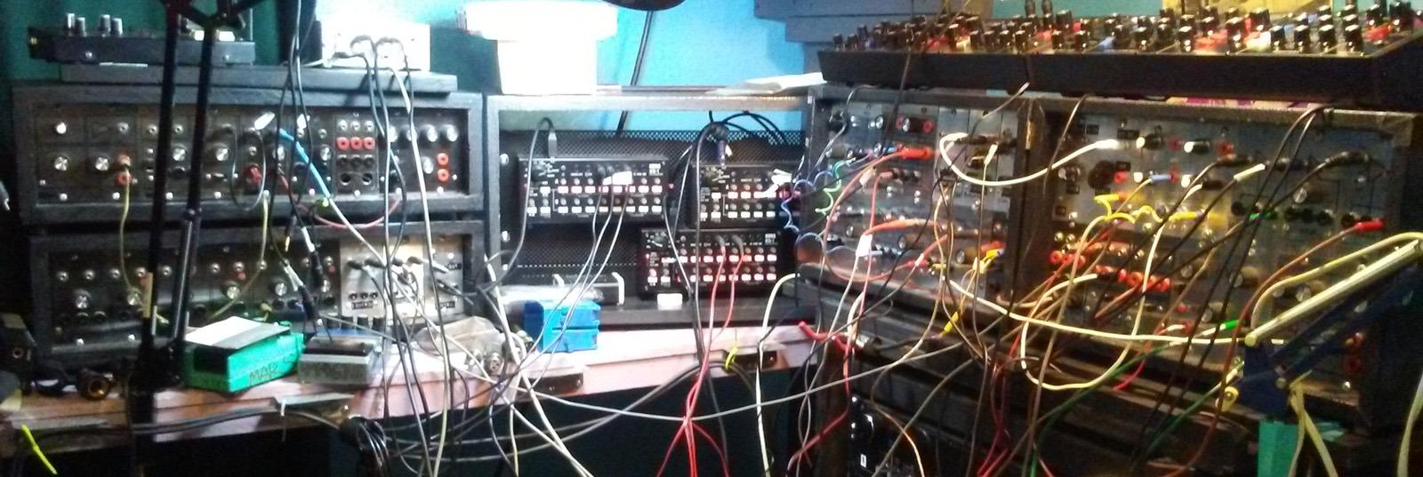 Behringer MODEL D Authentic Analog Synthesizer with 3 VCOs, Ladder Filter, LFO and Eurorack Format customer photo 2