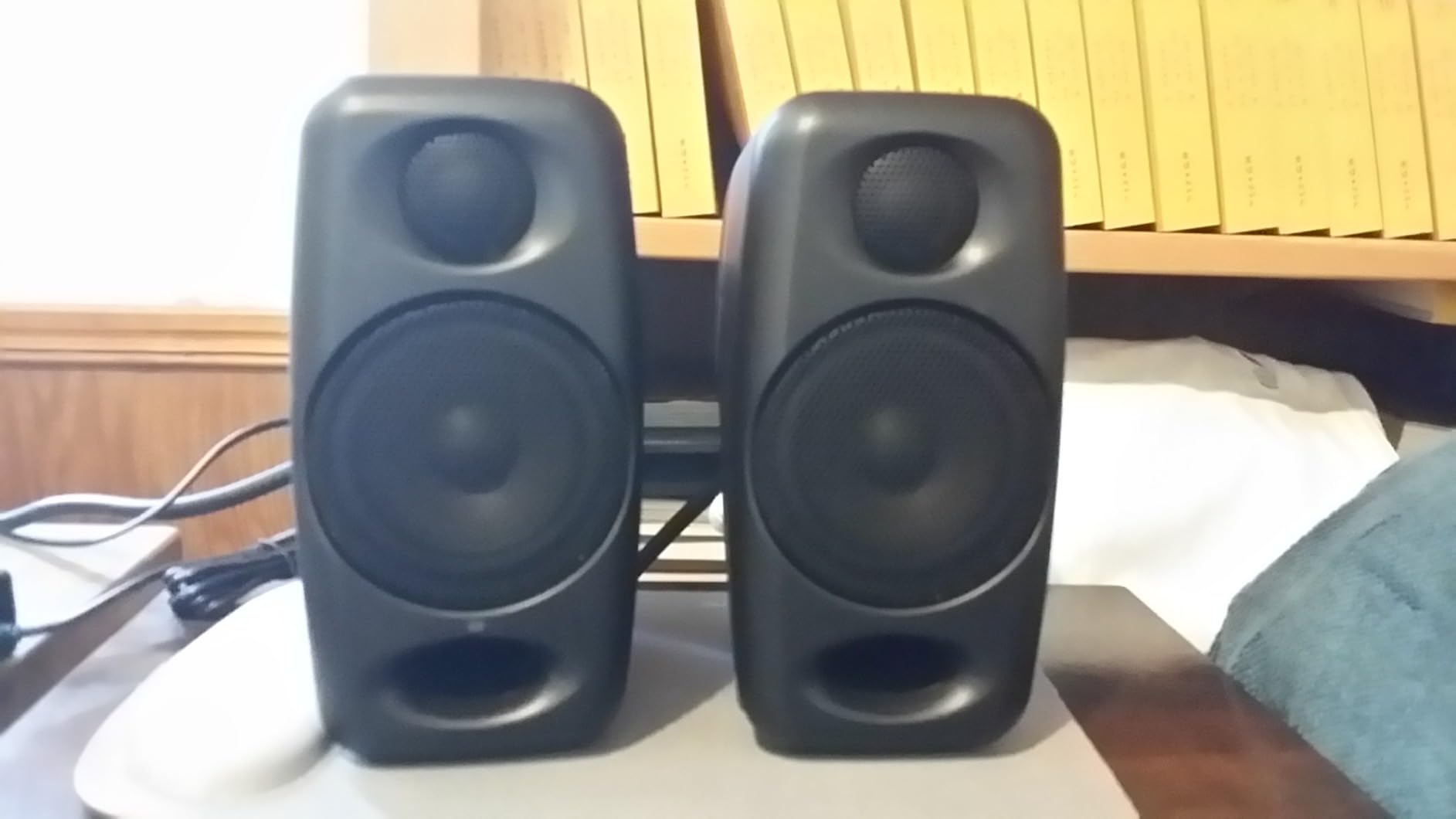 IK Multimedia iLoud Micro Monitor White 50 watt Portable Wireless Bluetooth Studio Reference Monitors, Dual Speakers for Music Production, Mixing, Mastering, Composing, producing and DJs customer photo 1