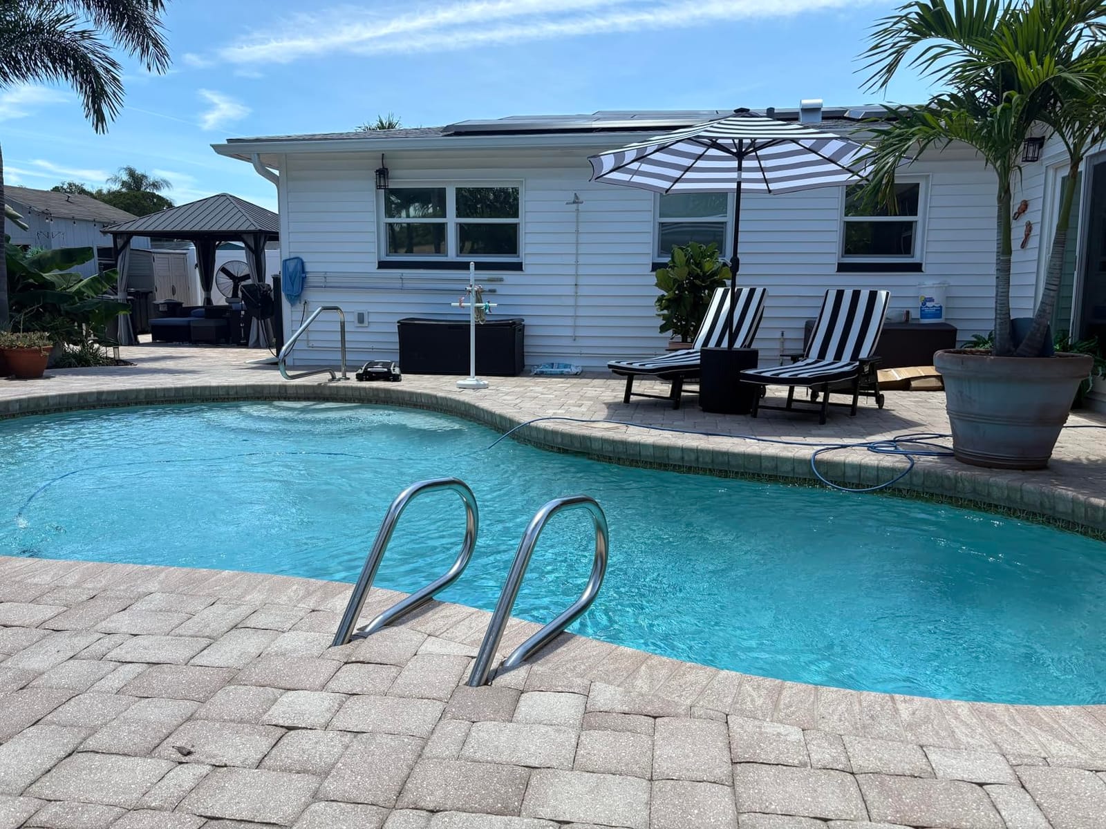 Sunnyglade 9' Solar LED Patio Umbrella, 8 Ribs, Tilt & Crank (Light Tan) | 9Ft Patio Umbrella with 24 Led Lights, Fade-resistant Canopy for Patio, Garden, Backyard, Poolside & Picnic Tables customer photo 1