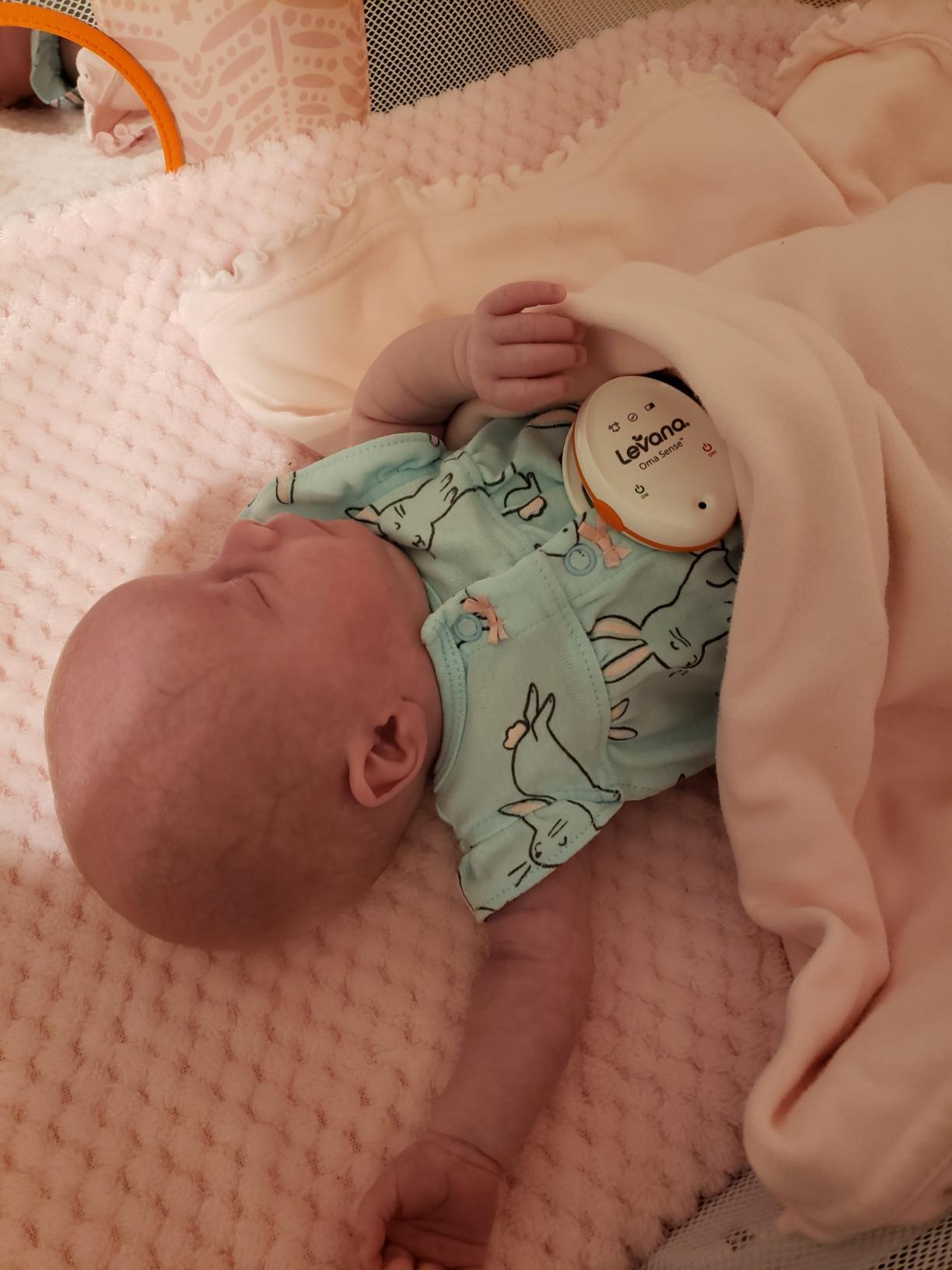 Levana Oma Sense Portable Baby Breathing Movement Monitor with Vibrations and Audible Alerts Designed to Stimulate Baby and Alert Parents customer photo 1