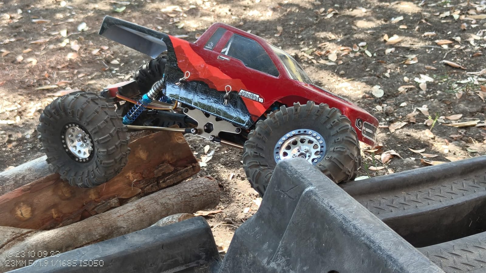 Redcat Racing Everest 10 1/10 Scale Electric RC Rock Crawler, 4WD Shaft Driven RC Truck with Waterproof Electronics, Aluminum Chassis, Beadlock Tires, 2.4GHz RTR with Battery & Charger- Red and Black customer photo 2