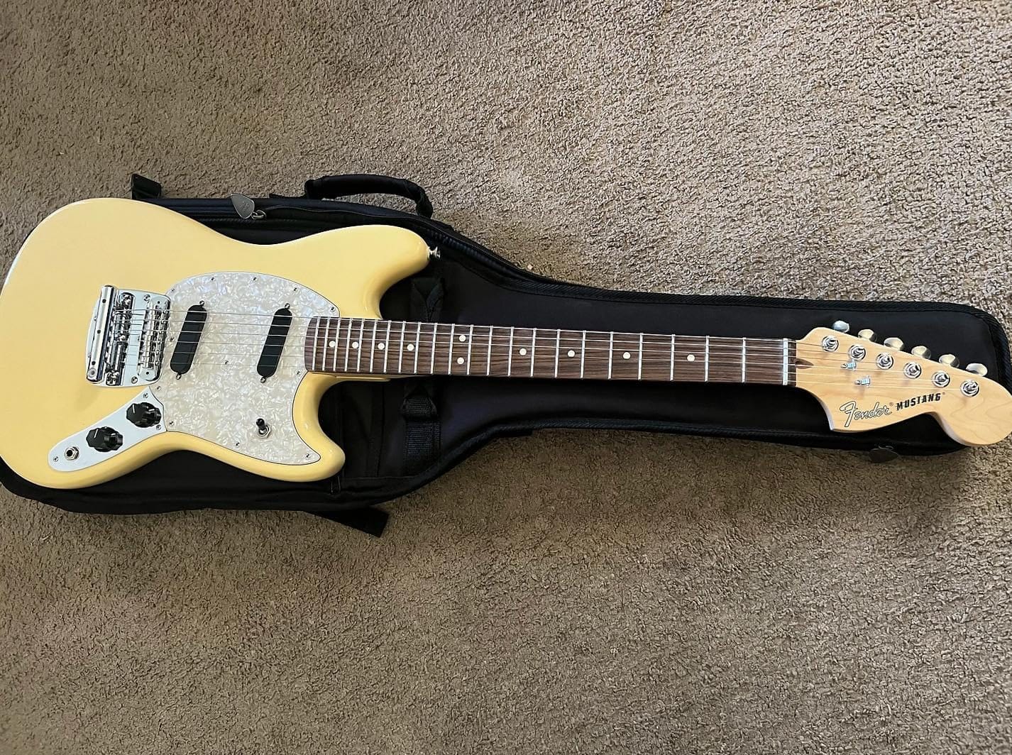 Fender American Performer Mustang - Vintage White with Rosewood Fingerboard customer photo 2