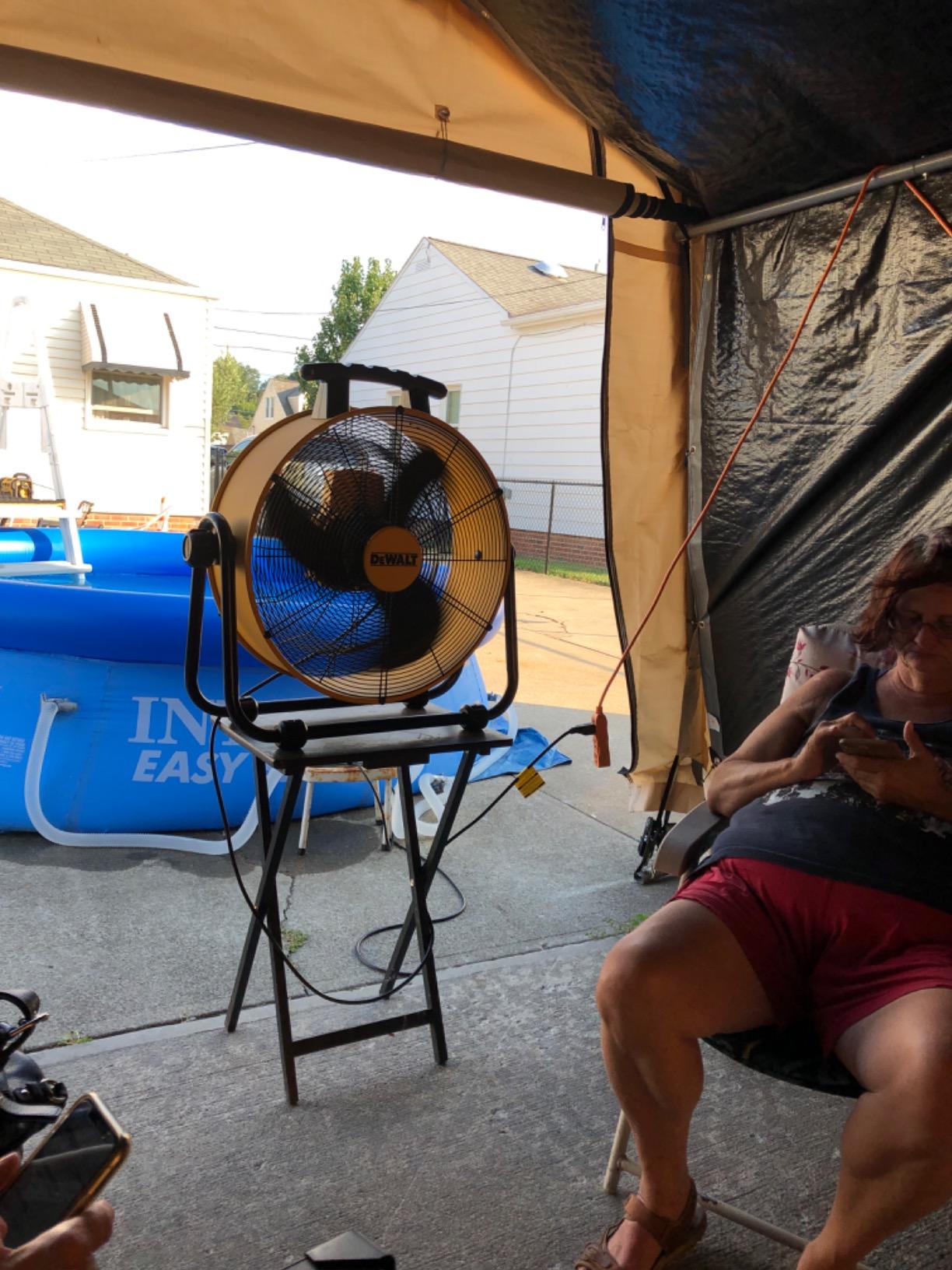 DEWALT 20 Inch Floor Fan, 180° Adjustable Tilting Drum Fan DXF2042 customer photo 1