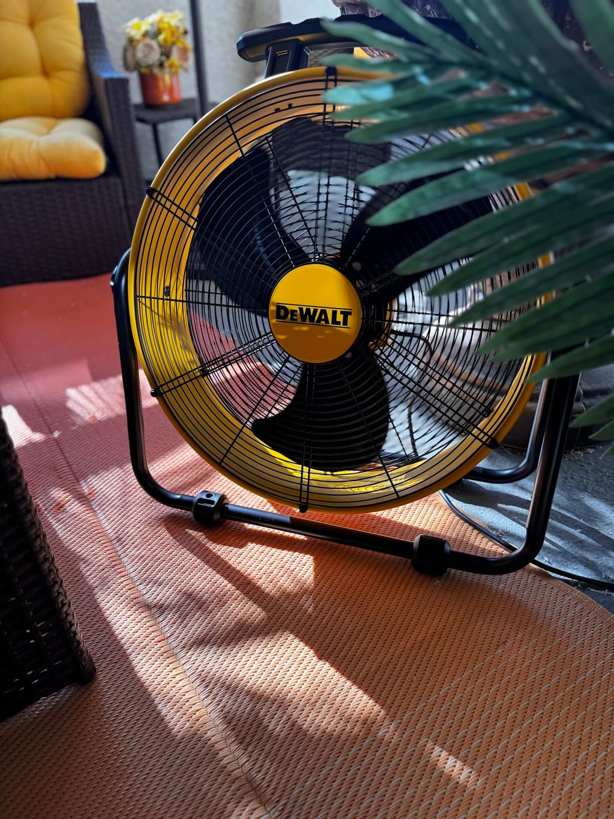 DEWALT 20 Inch Floor Fan, 180° Adjustable Tilting Drum Fan DXF2042 customer photo 2