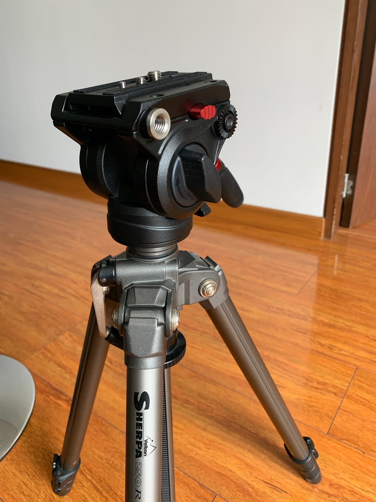 Avella Video Tripod Fluid Head with Quick Release Plate, Lightweight Heavy Duty Compatible with Manfrotto, Max Load 13.2lb/6kg for Video Canon Nikon Sony Olympus Panasonic DSLR Camera, V501 customer photo 1