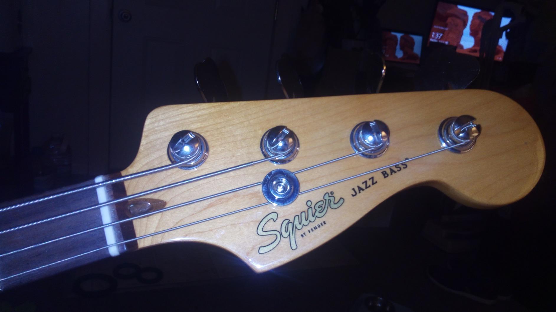 Squier Classic Vibe 60s Jazz Bass, 3-Color Sunburst, Laurel Fingerboard customer photo 2