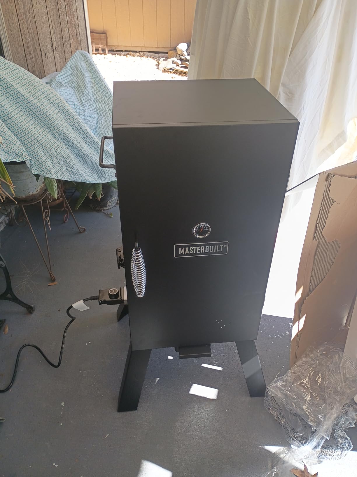 Masterbuilt 30-inch Electric Vertical BBQ Smoker with Analog Temperature Control, Chrome Smoking Racks and 535 Cooking Square Inches in Black, Model MB20070210 customer photo 2