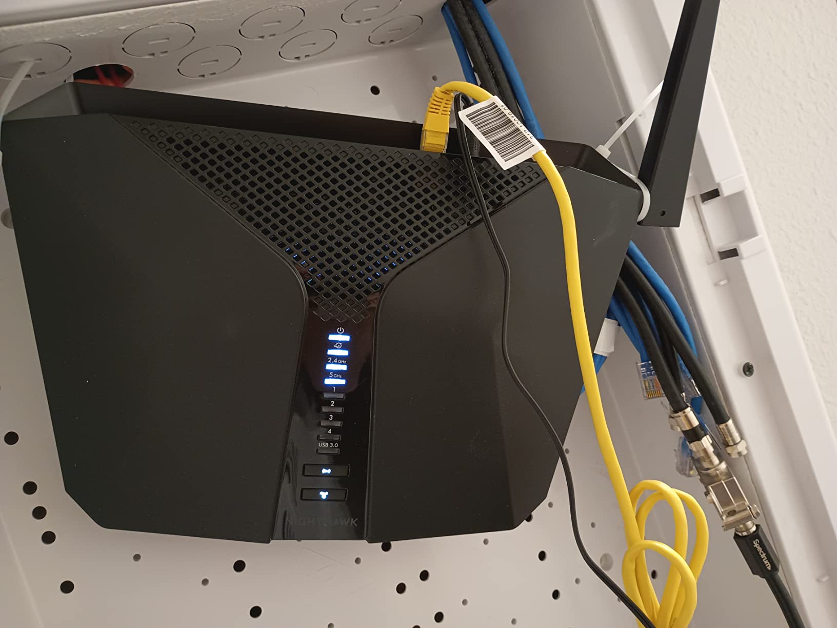 NETGEAR Nighthawk 4-Stream AX4 Wi-Fi 6 Router (RAX40) - AX3000 Wireless Speed (Up to 3 Gbps) | 1,500 Sq Ft Coverage customer photo 2