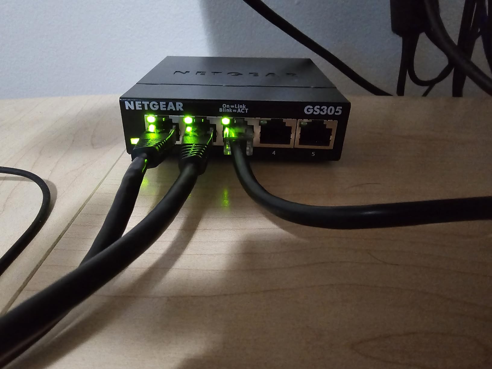 NETGEAR 8-Port Gigabit Ethernet Unmanaged Network Switch (GS308) - Essentials Model, Plug-and-Play, Silent Operation, Desktop or Wall Mount customer photo 1