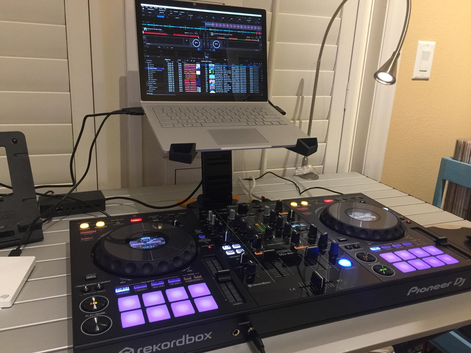DDJ-800 2-Channel Performance DJ Controller for Rekordbox customer photo 1