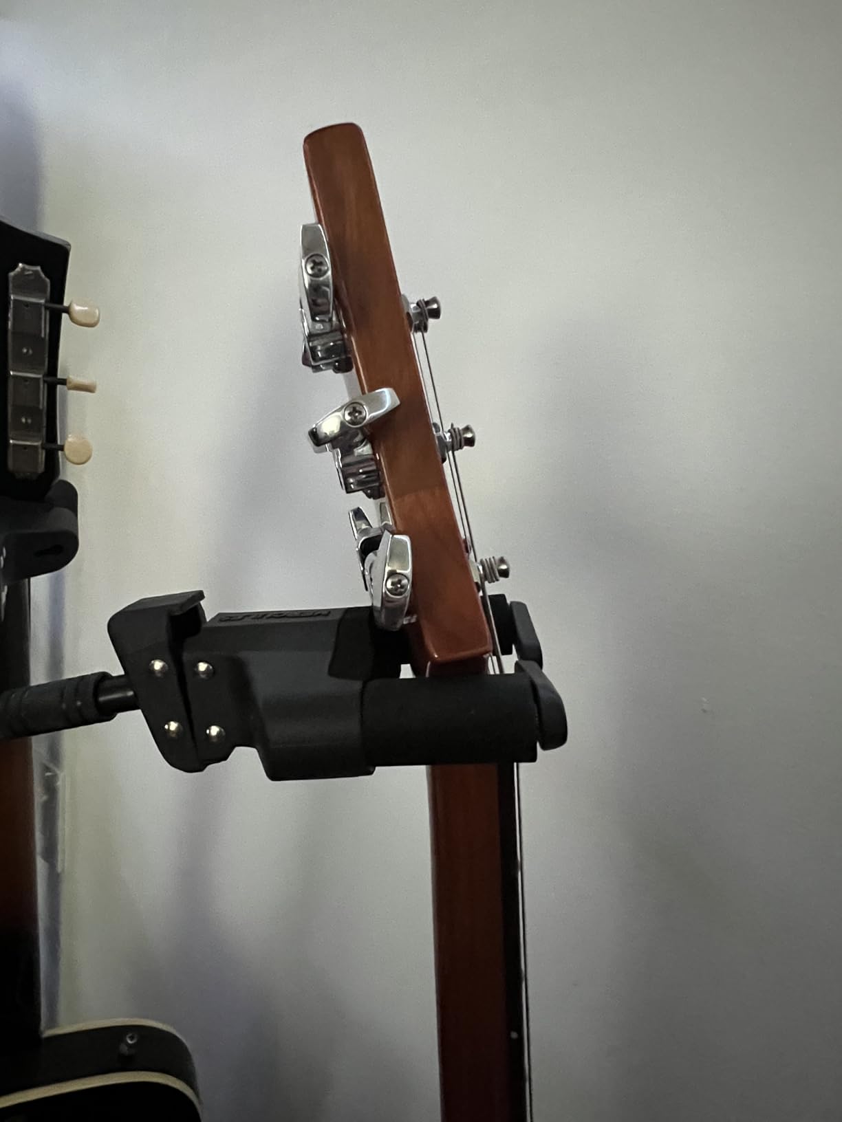 Hercules GS526BPLUS Auto Grip 6 Guitar Stand customer photo 1