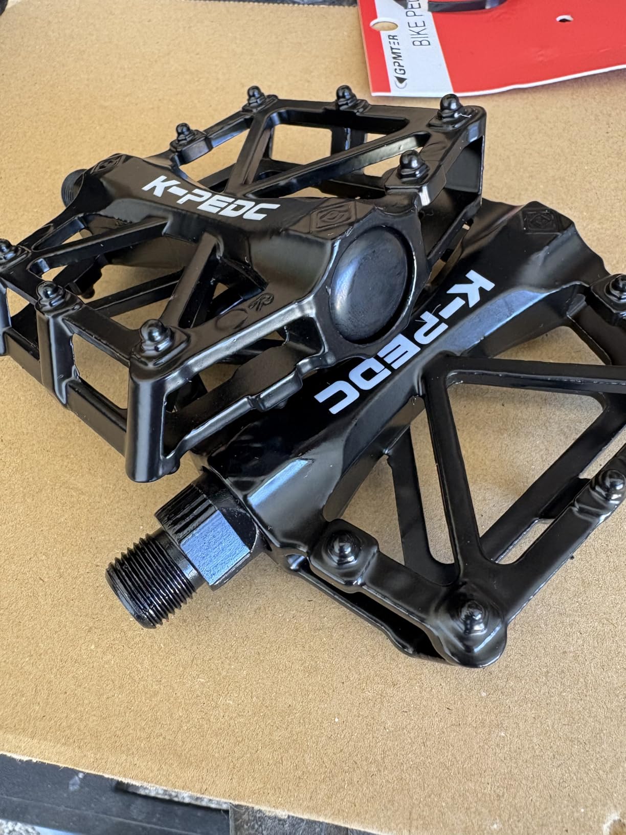 GPMTER Bike Pedals 9/16 for MTB, Mountain Road Bicycle Flat Pedal with 16 Anti-Skid Pins customer photo 1
