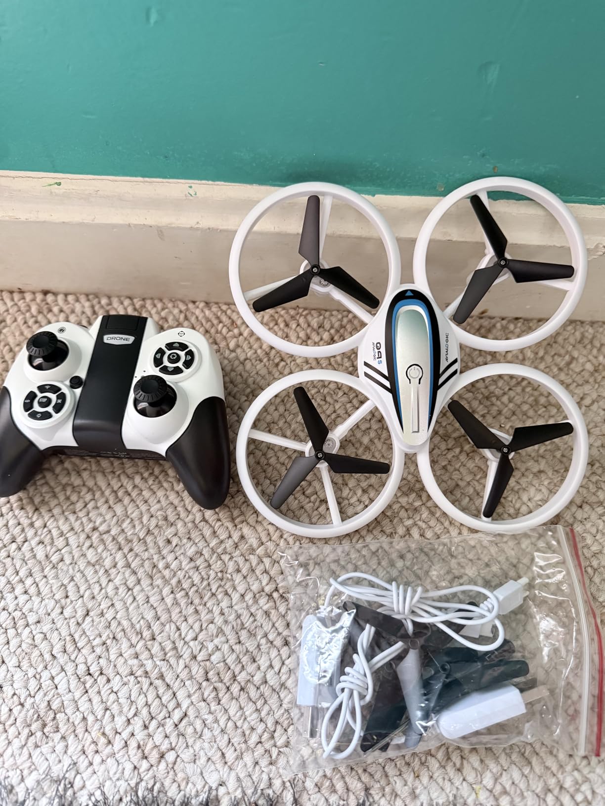 Q9s Drones for Kids, RC Drone with Altitude Hold and Headless Mode, Quadcopter with Blue&Green Light, Propeller Full Protect, 2 Batteries and Remote Control, Easy to fly Kids Gifts Toys for Boys and Girls customer photo 1