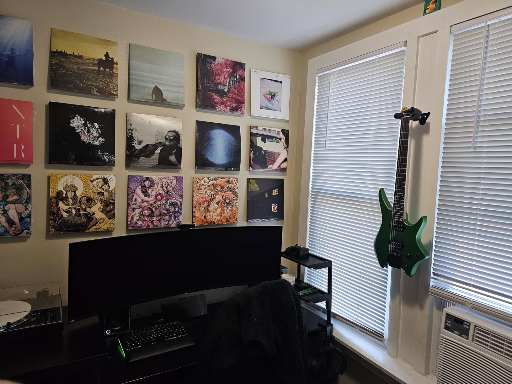 Hercules Stands GSP39WB Plus Short Arm Steel Base Wall Mount Guitar Hanger with Auto Grip System customer photo 2