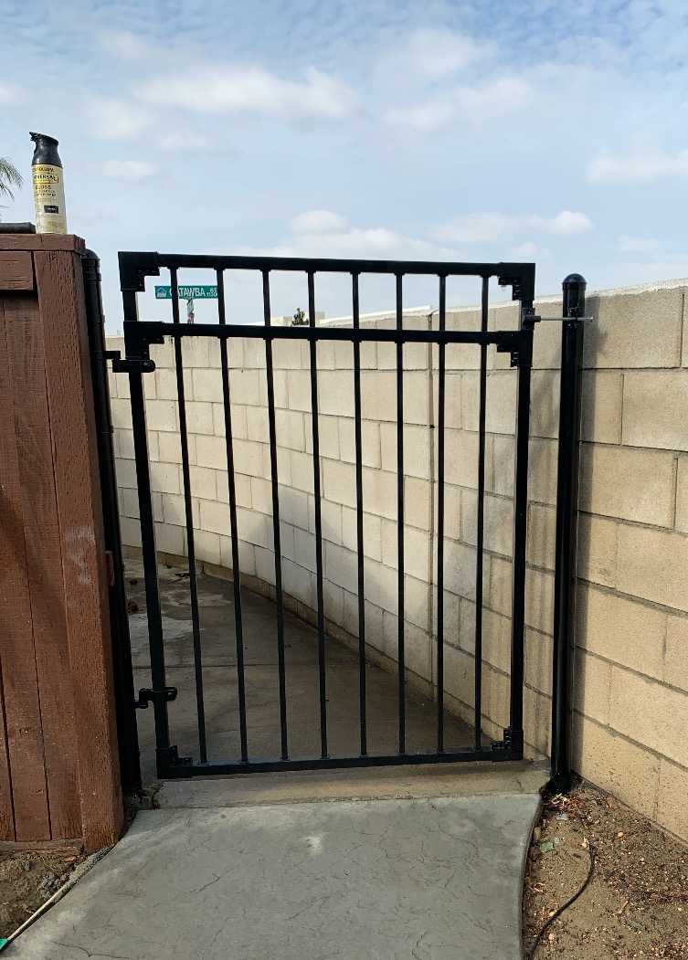 XCEL - Black Steel Anti-Rust Fence Gate - 4ft W x 5ft H - Easy Installation Kit, for Residential, Outdoor, Yard, Patio, Entry Way, 3-Rail Metal Gate customer photo 1