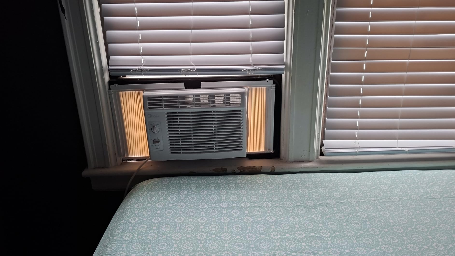 Midea 5,000 BTU EasyCool Small Window Air Conditioner - Cool up to 150 Sq. Ft. with Easy-to-Use Mechanical Controls and Reusable Filter, Perfect for Small Bedroom, Living Room, Home Office customer photo 1