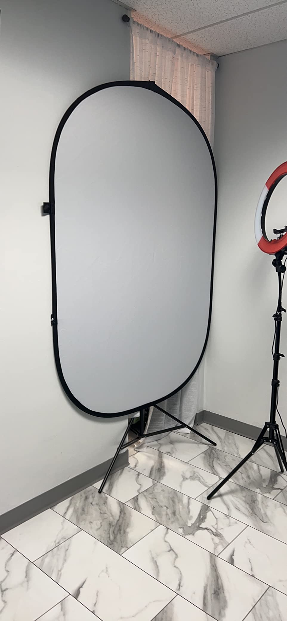 NEEWER 5x7ft/1.5x2m Chromakey Foldable Backdrop with Stand 8.5ft/2.6m | 2 in 1 Reversible Blue Green Background Panel, for Photography Studio, Live Streaming, Video Calls, Games customer photo 2