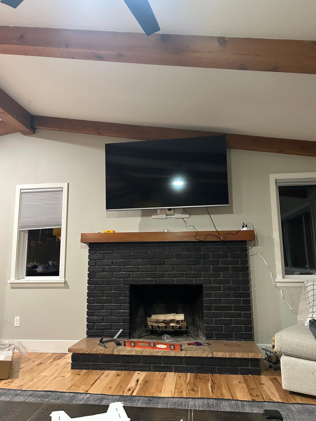 MOUNT-IT! Motorized Fireplace TV Wall Mount | Remote Control Electric Pull Down Mantel Mounting Bracket, Up to 77 Lbs Weight Capacity, Height Adjustable, Swivel, VESA 600x400 Compatible customer photo 2