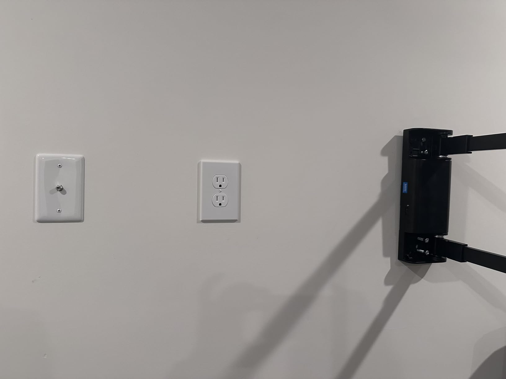 ynVISION.DESIGN Motorized Swing Out TV Wall Mount for 32-75