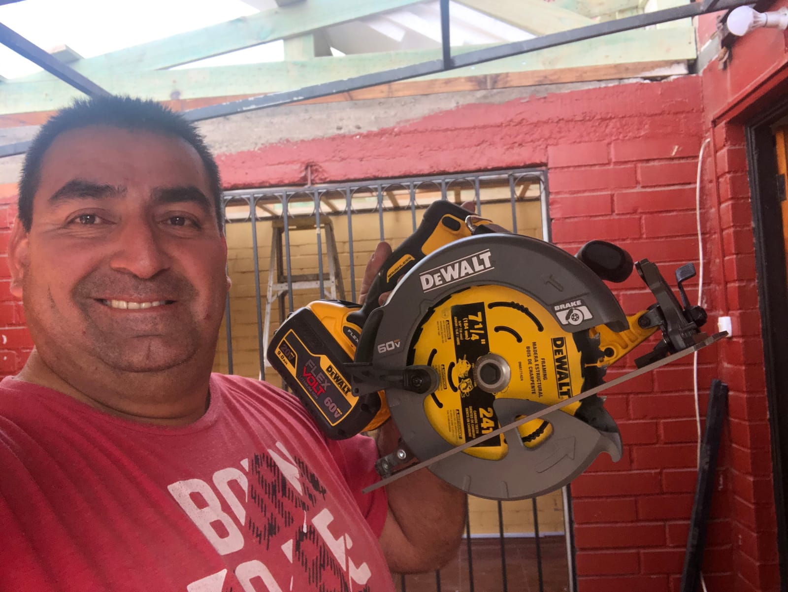 DEWALT FLEXVOLT 60V MAX* Circular Saw with Brake, 7-1/4-Inch, Tool Only (DCS578B) customer photo 2
