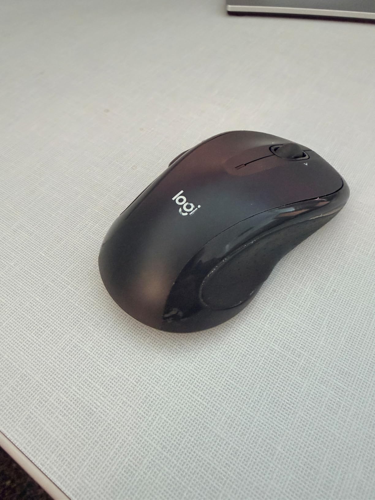 Logitech M510 Wireless Mouse, 2.4 GHz with USB Unifying Receiver, 1000 DPI Laser-Grade Tracking, 7-Buttons, 24-Months Battery Life, PC/Mac/Laptop - Graphite customer photo 1
