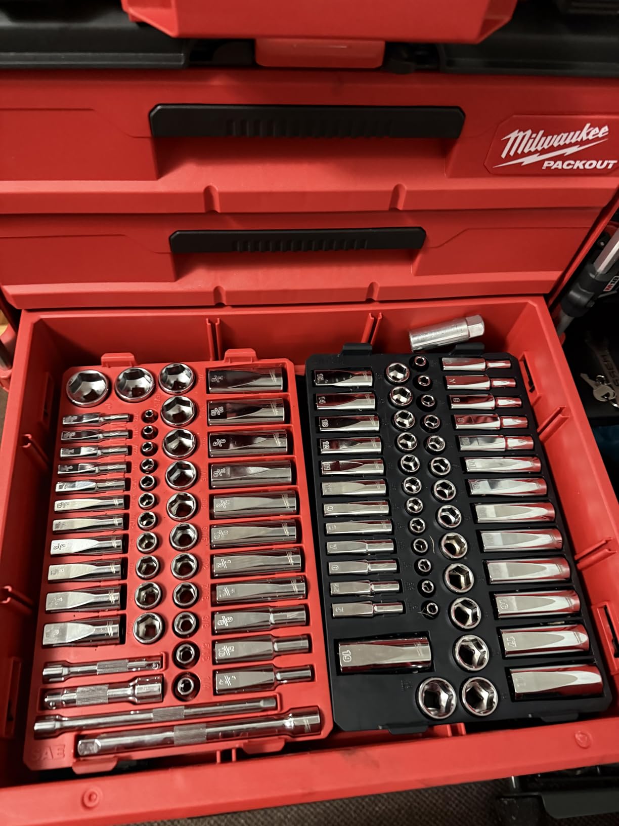 Milwaukee Electric - 1/4-3/8 106PC Ratchet and Socket Set in PACKOUT SAE/Metric customer photo 2