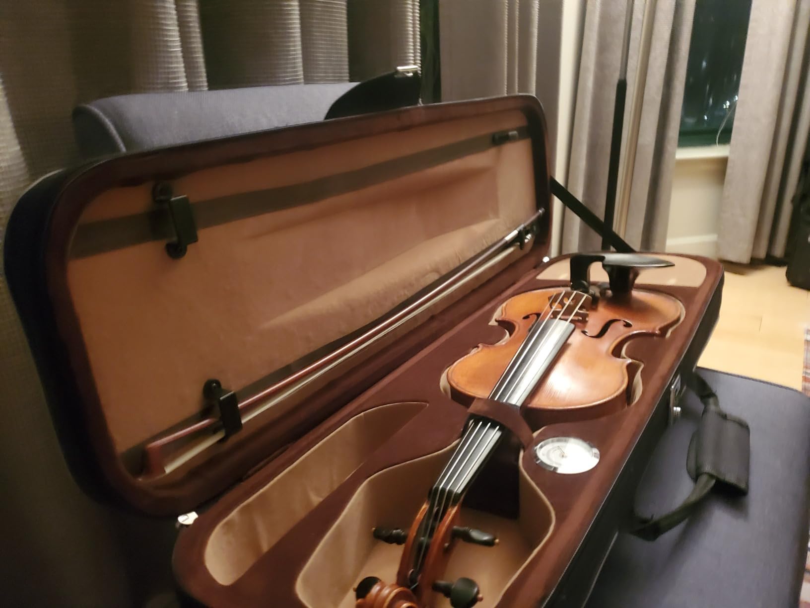 MI&VI NF-5001 Super Lightweight Sturdy Violin Travel Case 4/4 Full Size With Reflective Safety Strips, Hygrometer, Adjustable Shoulder Straps, Hard-Shell customer photo 1